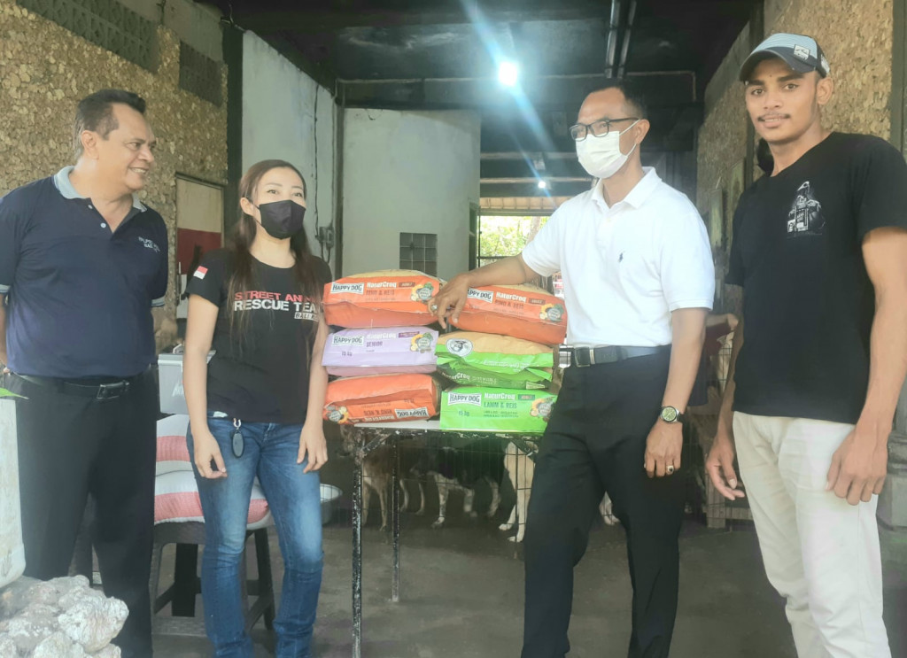 SEBAGAI BENTUK DUKUNGAN KEPADA SHALTER YANG MENAMPUNG DAN MERAWAT HEWAN YANG DITELANTARKAN WARGA, DINAS PERTANIAN DAN PANGAN KABUPATEN BADUNG SERAHKAN BANTUAN BERUPA VAKSIN, OBAT DAN  DOG FOOD